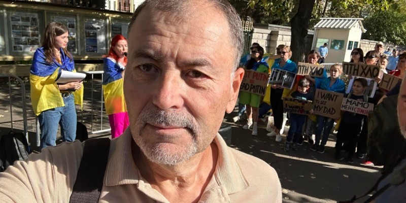 Anatol Șalaru, prezent la protestul desfășurat în București în fața ambasadei terorii: "Se duce un război între sălbăticie și civilizație! După Ucraina, Republica Moldova este a doua țară afectată". Necesitatea distrugerii "Rusiei fasciste a lui Putin"