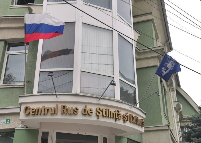 În sfârșit: Centrul Rus de Știință și Cultură din Chișinău a fost sancționat pentru încălcarea legii privind arborarea drapelului de stat