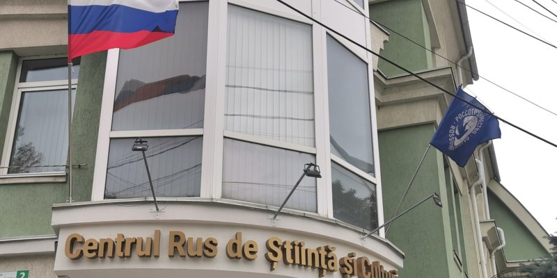 În sfârșit: Centrul Rus de Știință și Cultură din Chișinău a fost sancționat pentru încălcarea legii privind arborarea drapelului de stat