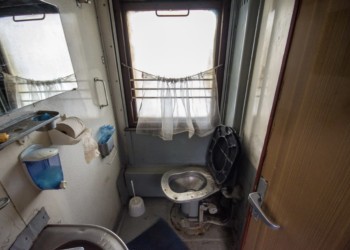 FOTO. Incredibil. Cât de modernizate pot fi trenurile din Ucraina în comparație cu cele din R.Moldova, deși prima este victima războiului de ocupație rusesc de peste 10 ani. Cum arată trenul care leagă Chișinăul de București