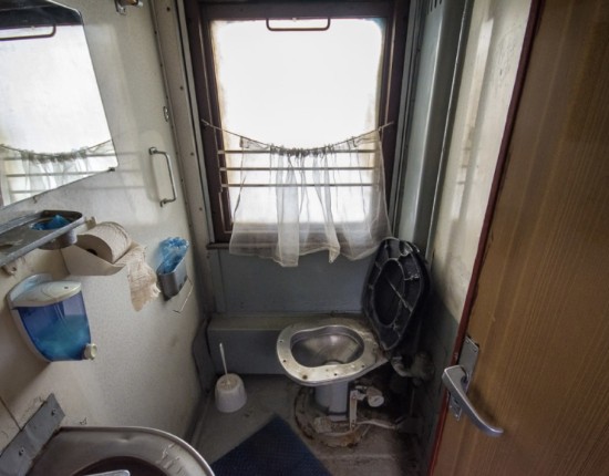 FOTO. Incredibil. Cât de modernizate pot fi trenurile din Ucraina în comparație cu cele din R.Moldova, deși prima este victima războiului de ocupație rusesc de peste 10 ani. Cum arată trenul care leagă Chișinăul de București
