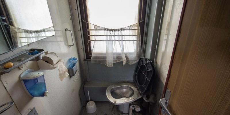 FOTO. Incredibil. Cât de modernizate pot fi trenurile din Ucraina în comparație cu cele din R.Moldova, deși prima este victima războiului de ocupație rusesc de peste 10 ani. Cum arată trenul care leagă Chișinăul de București