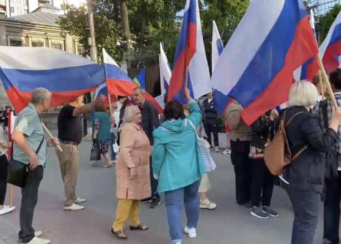 Galerie FOTO: lumpenii coloanei a 5-a. ”Activiștii” așa-zisei ,,comunități a rușilor din R.Moldova” au marcat în mod sfidător ziua națională a Rusiei în fața ambasadei statului terorist