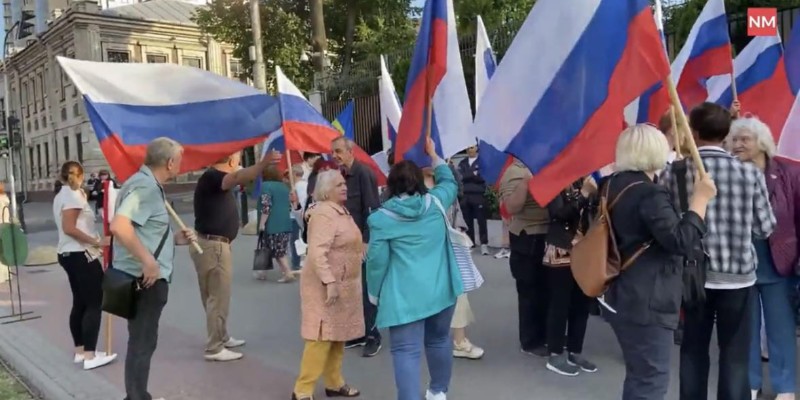 Galerie FOTO: lumpenii coloanei a 5-a. ”Activiștii” așa-zisei ,,comunități a rușilor din R.Moldova” au marcat în mod sfidător ziua națională a Rusiei în fața ambasadei statului terorist