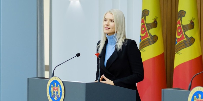 Aflată la Chișinău, ministra Justiției Alina Gorghiu reliefează sprijinul pe care-l va oferi România Republicii Moldova în planul judiciar al integrării europene: "Vom trimite inclusiv experți pentru a ajuta cu orice problemă punctuală referitoare la aderare. Locul R.Moldova e lângă România, în UE!"