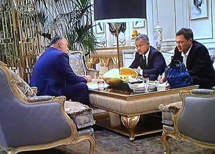VIDEO. Vladimir Voronin detonează blocul pro-rus al „patrioților” într-un moment cheie al campaniei electorale, dezvăluind suma exactă din „kuliokul” primit de Dodon de la Plahotniuc: 860.000 de euro! Dezarmat total, acuzatul dă vina pe PAS: „S-au jucat pe unele emoții ale domnului Voronin, poate bătrânețea”