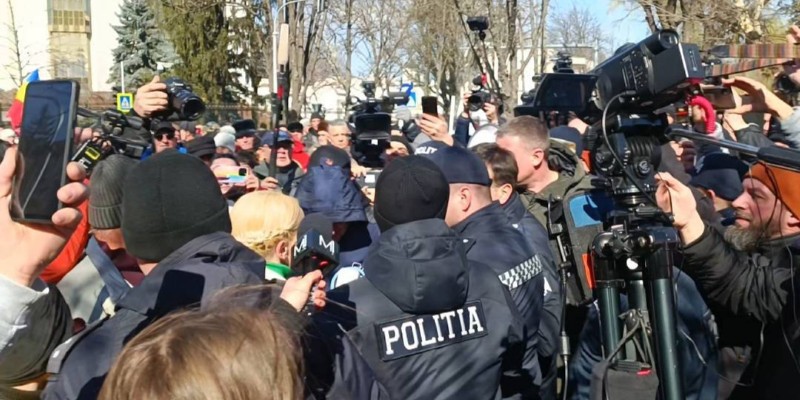 VIDEO/FOTO. Noi tentative de destabilizare, desfășurate de ruși la Chișinău: Proteste cu îmbrânceli și dubioși, alerte false cu bombă și trasee blocate