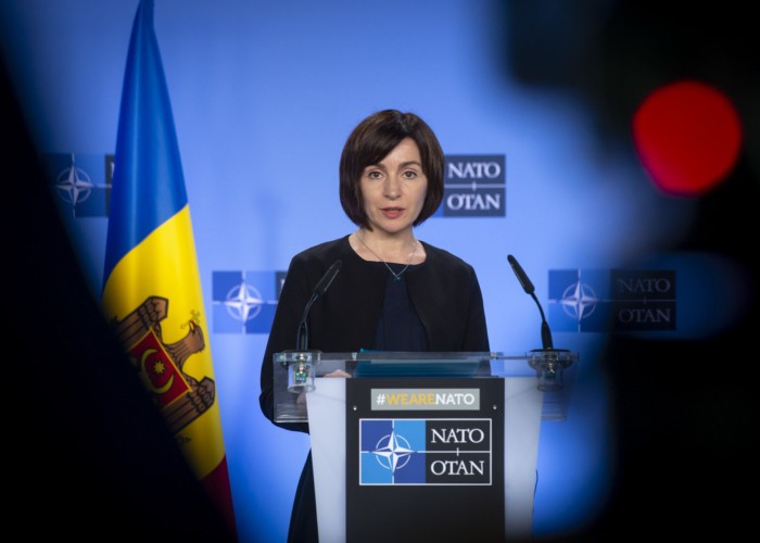 R. Moldova rămâne distantă față de NATO. Maia Sandu legitimează din nou, în mod activ, iluzia "neutralității", poziționându-se pe contrasens cu viziunea securitară a ministrului Apărării, Anatolie Nosatîi. Mizele și îngrijorările liderei de la Chișinău