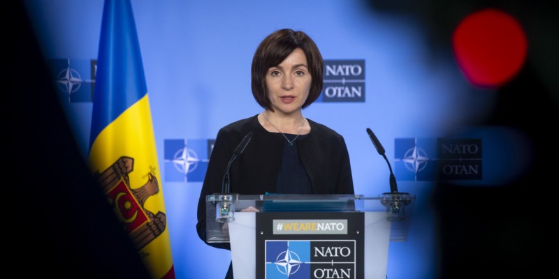 R. Moldova rămâne distantă față de NATO. Maia Sandu legitimează din nou, în mod activ, iluzia "neutralității", poziționându-se pe contrasens cu viziunea securitară a ministrului Apărării, Anatolie Nosatîi. Mizele și îngrijorările liderei de la Chișinău