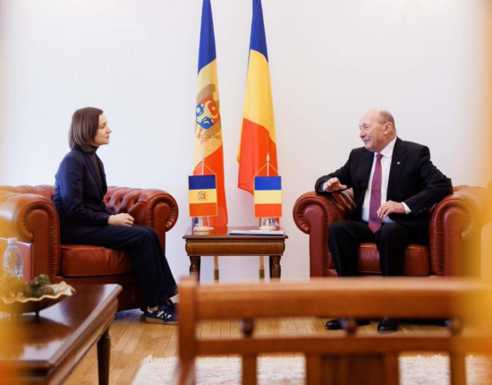 Maia Sandu i-a acordat din nou lui Traian Băsescu cetățeania R.Moldova, care îi fusese furată fostului lider de la București de rusofilul Igor Dodon. „Domnule Băsescu, de azi sunteți nu doar fratele nostru, ci și concetățeanul nostru. Vă așteptăm acasă!”