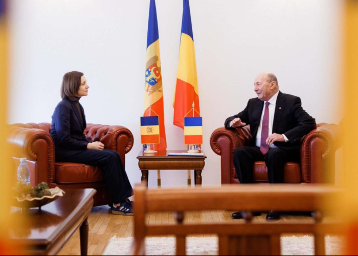 Maia Sandu i-a acordat din nou lui Traian Băsescu cetățeania R.Moldova, care îi fusese furată fostului lider de la București de rusofilul Igor Dodon. „Domnule Băsescu, de azi sunteți nu doar fratele nostru, ci și concetățeanul nostru. Vă așteptăm acasă!”