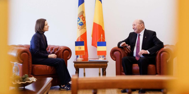 Maia Sandu i-a acordat din nou lui Traian Băsescu cetățeania R.Moldova, care îi fusese furată fostului lider de la București de rusofilul Igor Dodon. „Domnule Băsescu, de azi sunteți nu doar fratele nostru, ci și concetățeanul nostru. Vă așteptăm acasă!”