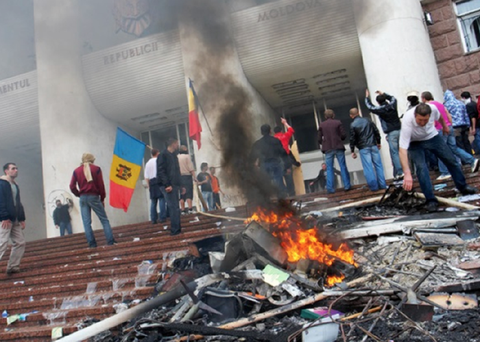 Se împlinesc 15 ani de la revolta anticomunistă a tinerilor și studenților basarabeni împotriva dictaturii pro-rusului Voronin. 7 aprilie 2009, o zi a demnității în istoria românilor de la Est de Prut