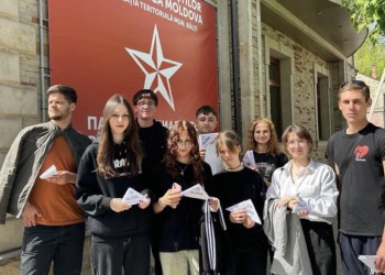 Cum sunt înregimentați adolescenții basarabeni vorbitori de limbă rusă în organizațiile de tineret ale partidelor pro-rusești. Abrutizați de propaganda sovietică și românofobă, aceștia sunt folosiți pe post de instrumente ideologice împotriva României