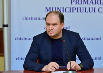 Ofițerii anticorupție îi dau fiori reci rusofilului Ivan Ceban, primarul Chișinăului: mai mulți funcționari ai Primăriei au fost reținuți în urma a zeci de percheziții domicilare în legătură cu 30 de cauze penale. „Regimul PAS a dispus descinderea la unii dintre colegii noștri!”