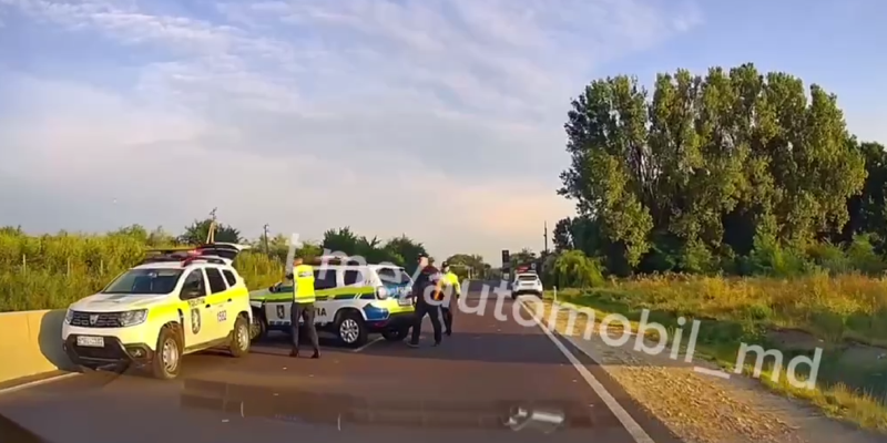 VIDEO. Un Mercedes s-a izbit de porțile Ambasadei Rusiei de la Chișinău după care s-a făcut nevăzut. Poliția a reușit totuși să-i dea de urmă și să-l blocheze în trafic după o operațiune spectaculoasă