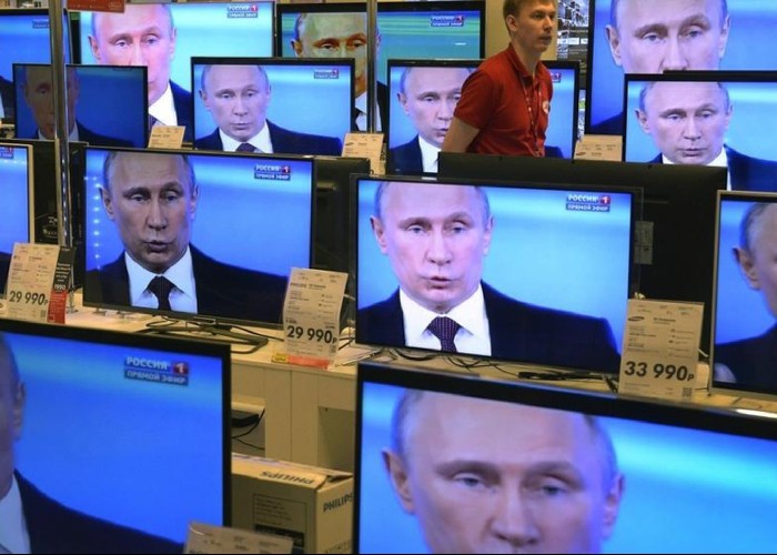 Televiziunile rusești de propagandă sunt tancuri de ocupație. Kremlinul a invadat R.Moldova cu 10 posturi moscovite care legitimează genocidul săvârșit de Rusia în Ucraina, lovesc în referendumul pro-UE și înjură România. La alegerile prezidențiale și parlamentare, televiziunile kremlinopate vor fi folosite pe post de BÂTĂ