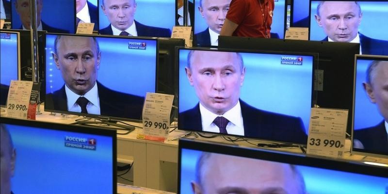 Televiziunile rusești de propagandă sunt tancuri de ocupație. Kremlinul a invadat R.Moldova cu 10 posturi moscovite care legitimează genocidul săvârșit de Rusia în Ucraina, lovesc în referendumul pro-UE și înjură România. La alegerile prezidențiale și parlamentare, televiziunile kremlinopate vor fi folosite pe post de BÂTĂ