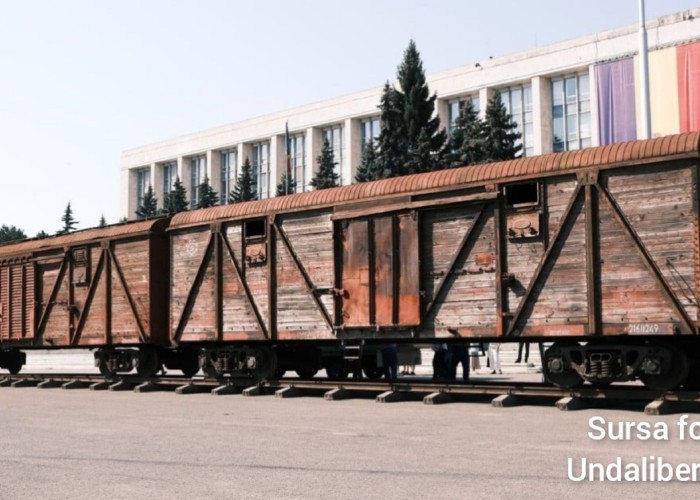"Trenul Durerii", expus pentru al doilea an la rând în Piața Marii Adunări Naționale din Chișinău. Românii-basarabeni își comemorează rudele, părinții și bunicii deportați în Siberia de către ocupanții ruso-sovietici