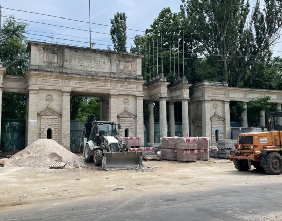Adio gunoaielor și ruinelor din centrul Chișinăului! Parlamentul dă undă verde unei investiții americane pe terenul fostului "Stadion Republican". Proiectul va implica, printre altele, amenajarea de spații verzi, respectiv construirea de oficii ultramoderne și spații rezidențiale