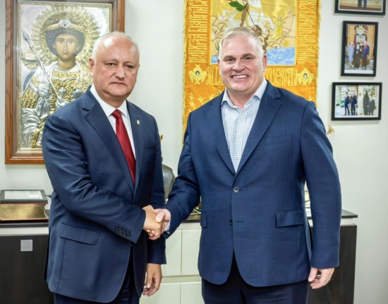 Dodon s-a întâlnit cu ”bunul său prieten”, ”suveranistul” american Brian Brown, considerat un risc pentru securitatea R.Moldova. Ce îi aduce împreună? Pro-rusismul