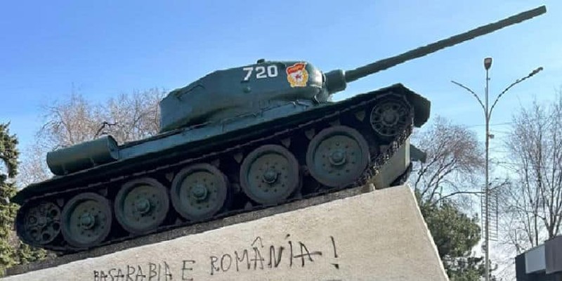 FOTO: Basarabia e România! Mesajul care a apărut pe tancul sovietic din Bălți. Aruncați la gunoi aceste rușini rusești
