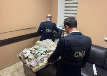 FOTO. Banii negri ai Rusiei. În urma a doar câteva percheziții, autoritățile au confiscat peste 20 de milioane de lei. Banii erau destinați cumpărării de voturi pentru blocurile electorale pro-ruse