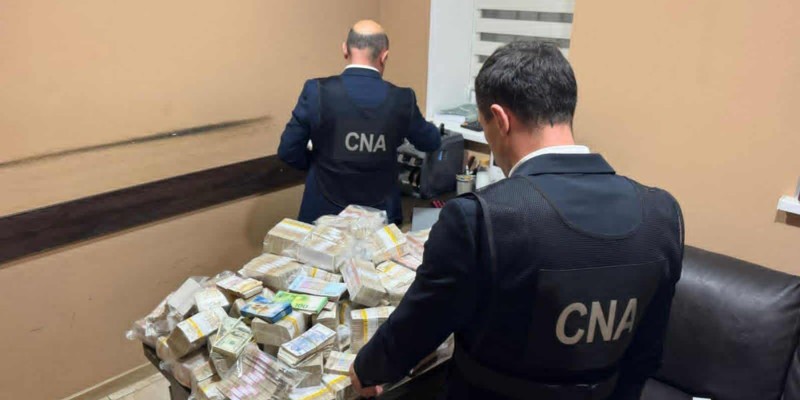FOTO. Banii negri ai Rusiei. În urma a doar câteva percheziții, autoritățile au confiscat peste 20 de milioane de lei. Banii erau destinați cumpărării de voturi pentru blocurile electorale pro-ruse