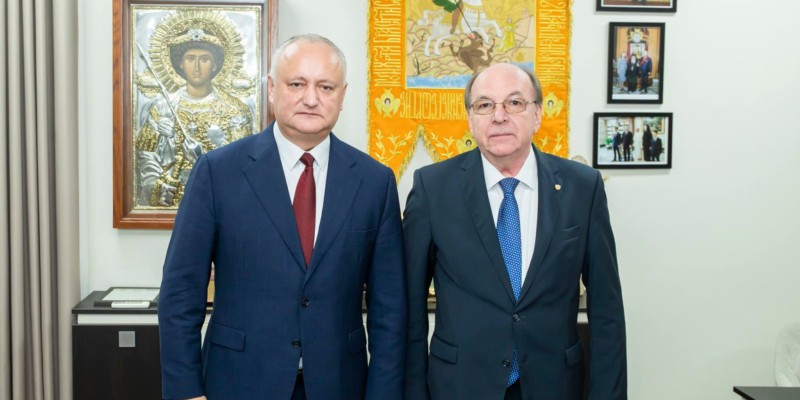 EXCLUSIV. Ambasada Rusiei de la Chișinău a angajat basarabeni cu cetățenie rusă pentru a suplini golurile apărute după ce autoritățile R.Moldova au ordonat reducerea personalului (adică a agenților FSB-GRU). Decizia de a apela la agentura locală îi permite Kremlinului să ocolească sancțiunile, deservindu-se fără probleme de clădirea imensă a Ambasadei. Expulzați-l pe Vasnețov!