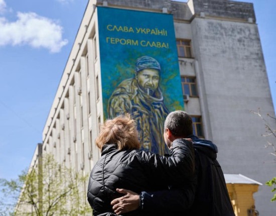 “Nimeni nu-i proroc în țara lui”. În timp ce autoritățile municipale din Chișinău, locul său de baștină, ezită să-i onoreze memoria, în numele eroului moldo-ucrainean Alexandru Mațievschi sunt redenumite străzi și sunt ridicate statui în tot mai multe orașe ucrainene. Un simbol al rezistenței în fața invaziei rusești