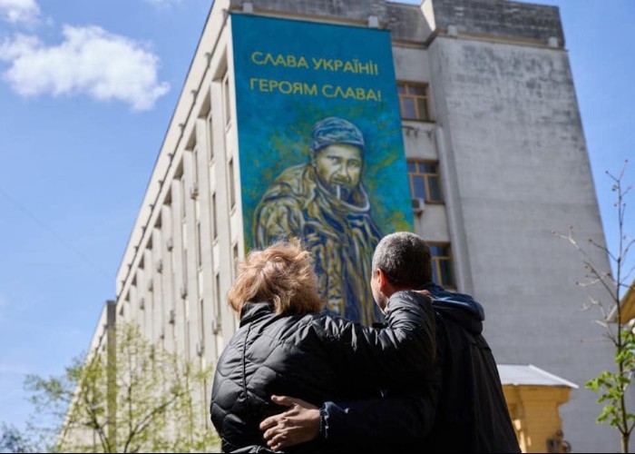 “Nimeni nu-i proroc în țara lui”. În timp ce autoritățile municipale din Chișinău, locul său de baștină, ezită să-i onoreze memoria, în numele eroului moldo-ucrainean Alexandru Mațievschi sunt redenumite străzi și sunt ridicate statui în tot mai multe orașe ucrainene. Un simbol al rezistenței în fața invaziei rusești