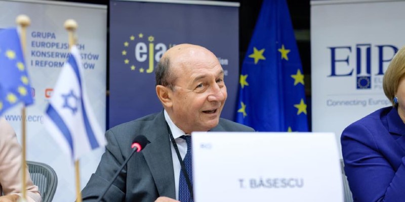 Băsescu: "Să fim cinstiți, soluția pentru R. Moldova va fi REUNIFICAREA! România are resurse financiare să suporte acest proces!"