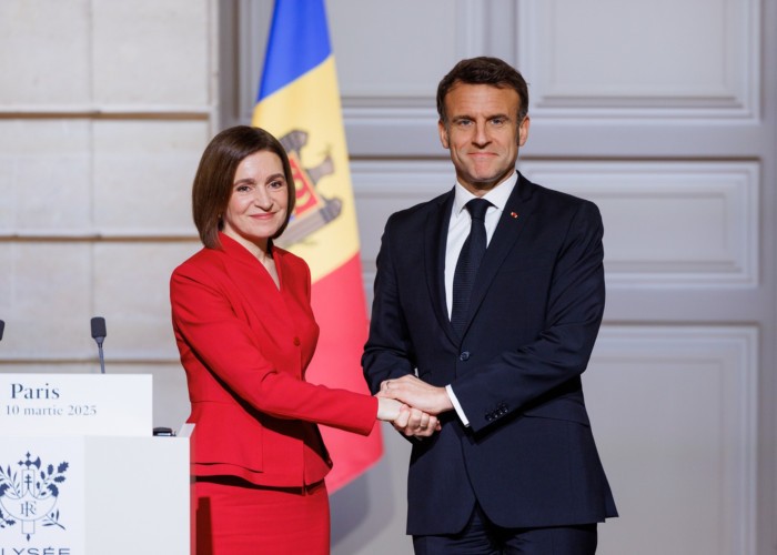 Maia Sandu, elogiată la Paris de omologul său Emmanuel Macron. „Curajul dvs, doamna preşedintă, ne obligă să vă respectăm cu toţii”. Liderul francez a anunțat „întărirea cooperării cu R.Moldova pentru a spori reziliența Chișinăului față de ingerințele Moscovei”