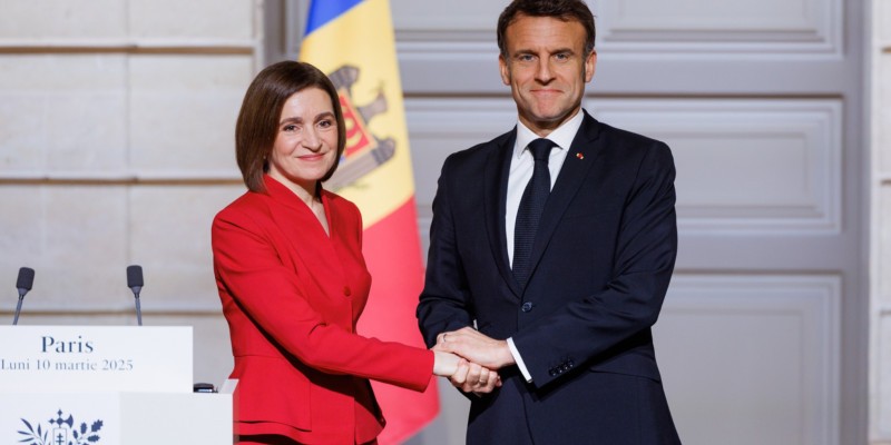 Maia Sandu, elogiată la Paris de omologul său Emmanuel Macron. „Curajul dvs, doamna preşedintă, ne obligă să vă respectăm cu toţii”. Liderul francez a anunțat „întărirea cooperării cu R.Moldova pentru a spori reziliența Chișinăului față de ingerințele Moscovei”