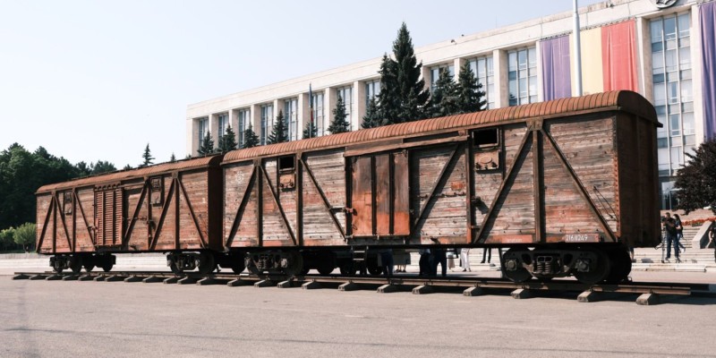 Vagoanele Durerii păstrează memoria deportărilor staliniste în centrul Chișinăului până la finalul lunii iulie