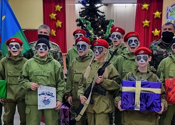 Copiilor din așa-zisa Gardă Tânără militară din orașul rusesc Kemerovo li s-au pictat fețele în RATONI. Motivul