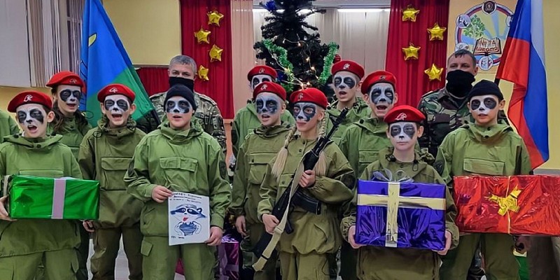 Copiilor din așa-zisa Gardă Tânără militară din orașul rusesc Kemerovo li s-au pictat fețele în RATONI. Motivul