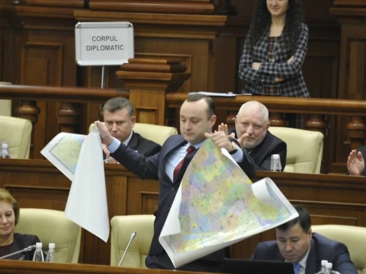 Ce rușine! Parlamentarii PAS, cu puține excepții, l-au votat pe socialistul Vlad Bătrîncea, care urăște visceral România, vicepreședinte al Parlamentului / Deputatul socialist a făcut bucăți harta României Mari în urmă cu zece ani. Unionistul Lilian Carp (PAS) a refuzat să-l voteze: „Asemenea gesturi sunt ca un scuipat în suflet”