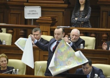 Ce rușine! Parlamentarii PAS, cu puține excepții, l-au votat pe socialistul Vlad Bătrîncea, care urăște visceral România, vicepreședinte al Parlamentului / Deputatul socialist a făcut bucăți harta României Mari în urmă cu zece ani. Unionistul Lilian Carp (PAS) a refuzat să-l voteze: „Asemenea gesturi sunt ca un scuipat în suflet”