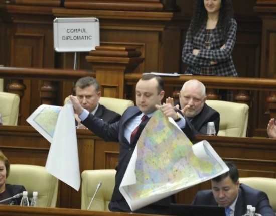 Ce rușine! Parlamentarii PAS, cu puține excepții, l-au votat pe socialistul Vlad Bătrîncea, care urăște visceral România, vicepreședinte al Parlamentului / Deputatul socialist a făcut bucăți harta României Mari în urmă cu zece ani. Unionistul Lilian Carp (PAS) a refuzat să-l voteze: „Asemenea gesturi sunt ca un scuipat în suflet”