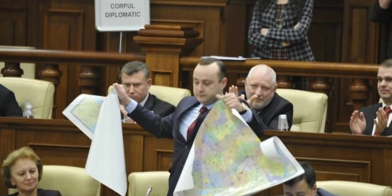 Ce rușine! Parlamentarii PAS, cu puține excepții, l-au votat pe socialistul Vlad Bătrîncea, care urăște visceral România, vicepreședinte al Parlamentului / Deputatul socialist a făcut bucăți harta României Mari în urmă cu zece ani. Unionistul Lilian Carp (PAS) a refuzat să-l voteze: „Asemenea gesturi sunt ca un scuipat în suflet”