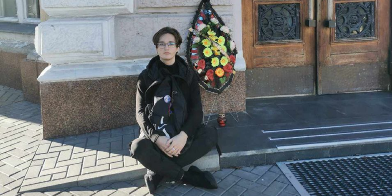 „Aici se odihnește Chișinăul european”. Un student moldovean, întors special acasă pentru a vota, a depus o coroană funerară la sediul Primăriei recâștigate de Ivan Ceban, criticând indolența cetățenilor care au predat capitala rușilor