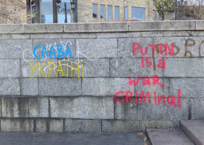Galerie FOTO: pe zidurile caselor din Tbilisi au apărut sute de mesaje anti-Rusia. Mulți dintre rușii refugiați în Georgia provoacă scandaluri și dezordine, sfidând sau batjocorind tradițiile georgiene